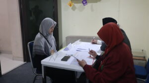 Seorang peserta Musabaqah Hifdzil Quran melafalkan hafalan di depan dua juri di Aula Teras Tangsel.