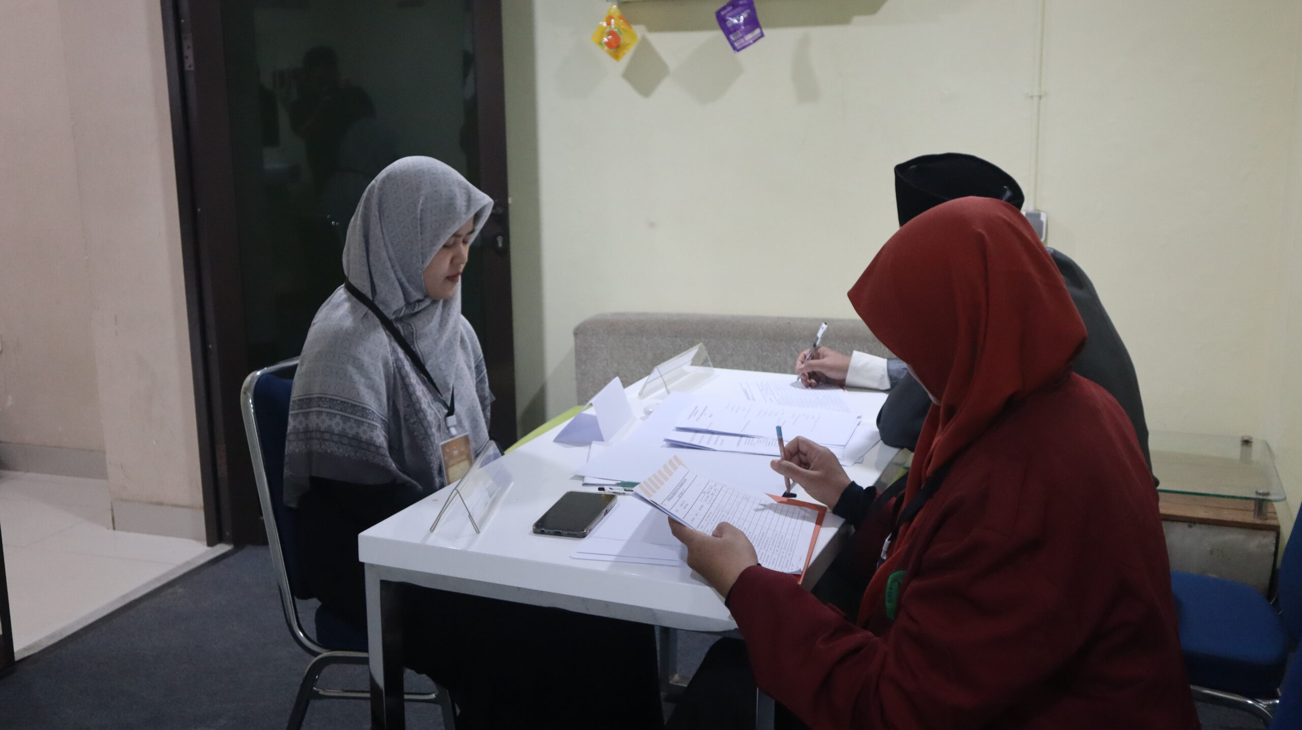 Seorang peserta Musabaqah Hifdzil Quran melafalkan hafalan di depan dua juri di Aula Teras Tangsel.