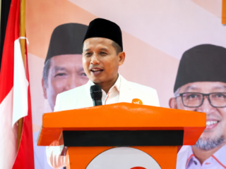 Foto Ketua DPD PKS Kota Tangerang Selatan, Dr. H. Mustopa, M.A., atau yang akrab disapa Pak Mus, sedang menyampaikan sambutan di podium pada acara Puncak Milad PKS ke-24