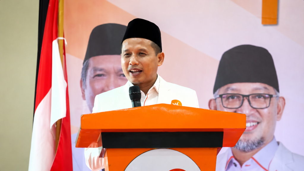 Foto Ketua DPD PKS Kota Tangerang Selatan, Dr. H. Mustopa, M.A., atau yang akrab disapa Pak Mus, sedang menyampaikan sambutan di podium pada acara Puncak Milad PKS ke-24