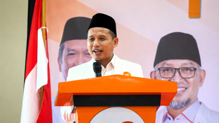 Foto Ketua DPD PKS Kota Tangerang Selatan, Dr. H. Mustopa, M.A., atau yang akrab disapa Pak Mus, sedang menyampaikan sambutan di podium pada acara Puncak Milad PKS ke-24