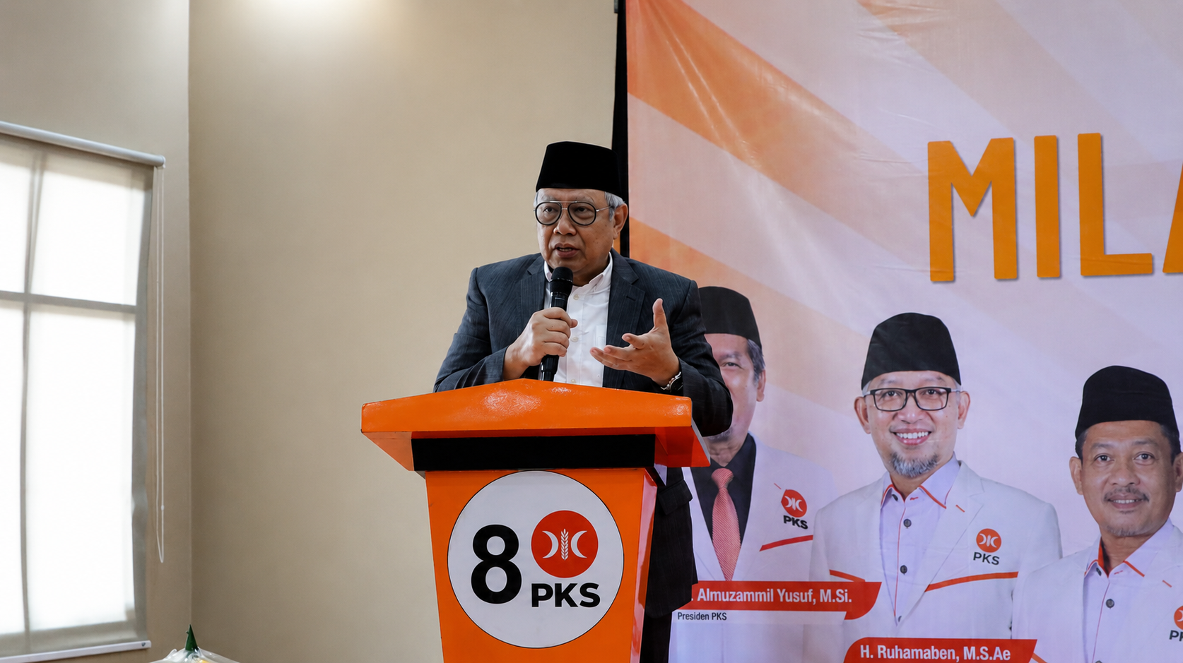 Wali Kota Tangerang Selatan, Benyamin Davnie, menyampaikan sambutan pada acara Puncak Milad PKS ke-24 Kota Tangerang Selatan di depan kader dan pengurus PKS.