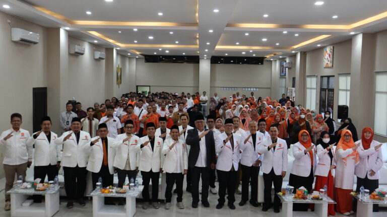 Foto bersama seluruh peserta Puncak Milad PKS ke-24 Kota Tangerang Selatan bersama jajaran pengurus, tokoh PKS, anggota legislatif, dan tamu undangan yang hadir di lokasi acara.