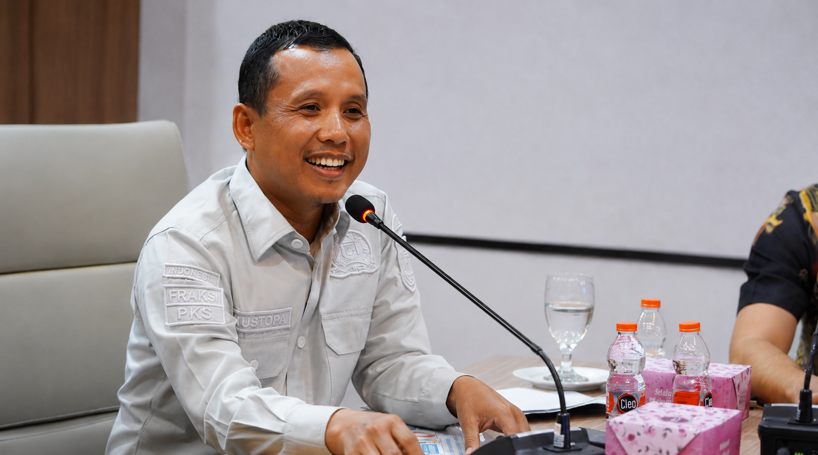 Ketua DPD PKS Tangsel Dr. Mustopa, M.A. atau Pak Mus memberikan penjelasan mengenai bantuan siswa sekolah swasta
