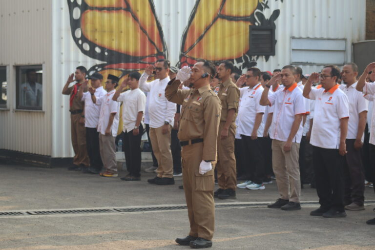 Peserta mengikuti upacara HUT ke-81 Kemerdekaan Republik Indonesia di Kantor DPD PKS Kota Tangerang Selatan.