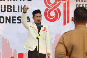 Ketua DPD PKS Tangsel Dr. Mustopa berdiri di podium saat memimpin upacara HUT ke-81 Kemerdekaan Republik Indonesia.