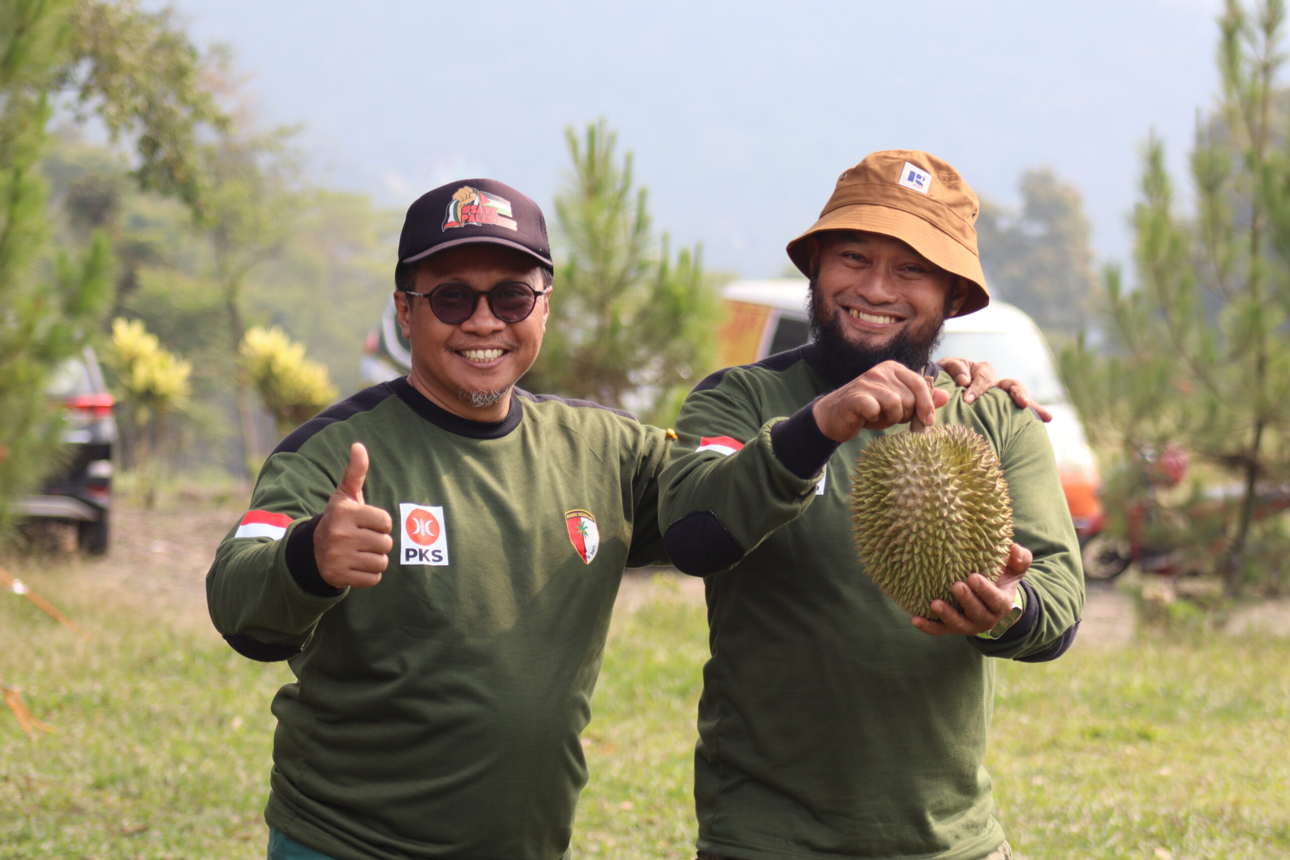 Peserta Kembara PKS Tangsel menikmati durian yang disediakan panitia