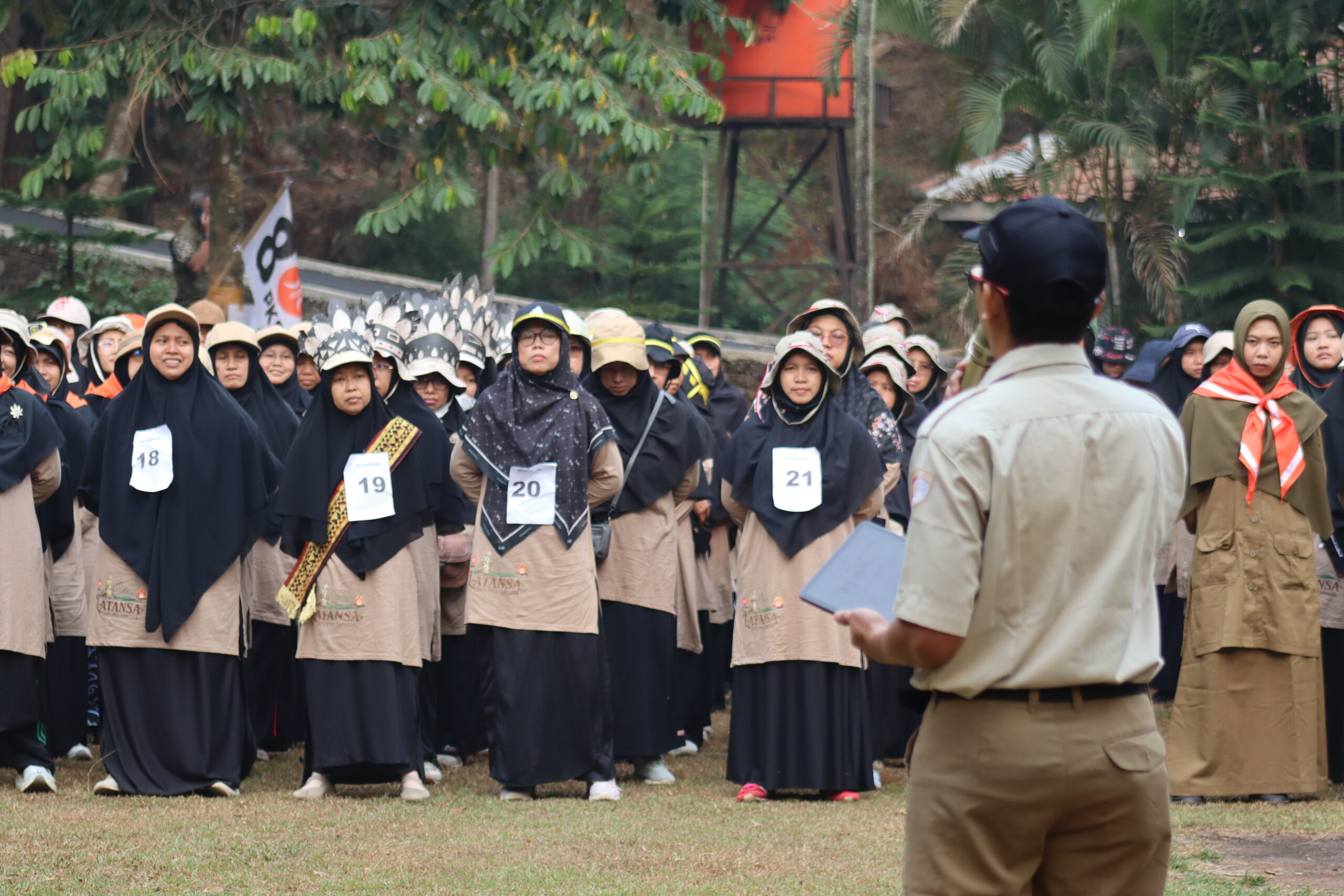 507 peserta perempuan PKS mengikuti upacara pembukaan Latansa Bela Negara Gelombang I di Kebun Kepik, Gunung Sindur, Bogor.