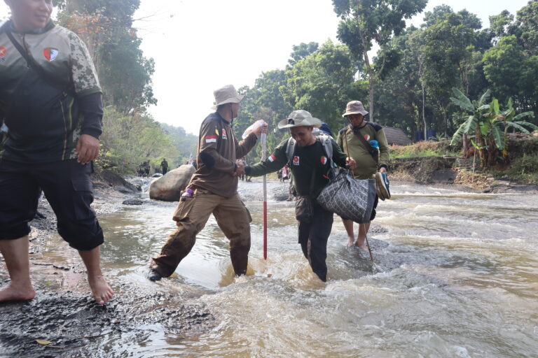 Peserta Kembara PKS Tangsel Gelombang II berfoto bersama di Eco Edu Forest, Sentul