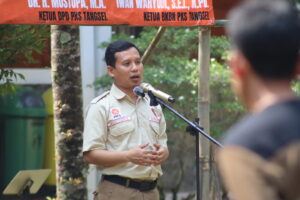 Pak Mus memberikan pesan kepada peserta saat penutupan Kembara PKS Tangsel Gelombang II di Eco Edu Forest