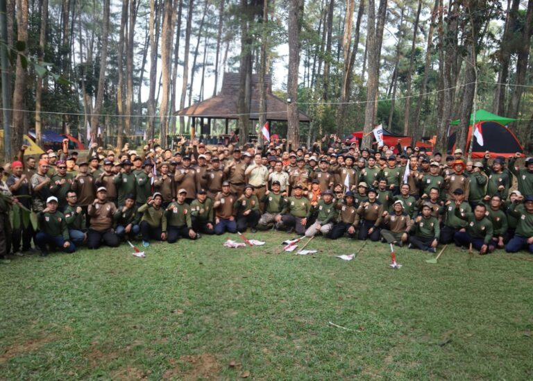 Peserta Kembara PKS Tangsel Gelombang II berfoto bersama di Eco Edu Forest, Sentul